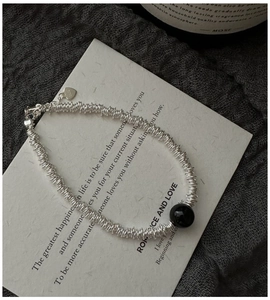 Gros plan détaillé du bracelet en argent sterling S925 avec perle d'onyx noire