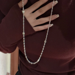 Long collier en argent S925 maille grain de café pour pull porté par un mannequin