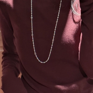Collier minimaliste en argent S925 à maillons nez de cochon sur un pull bordeaux