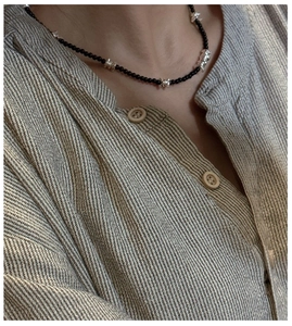 Détail du collier en argent 925 avec agate noire et perles d'argent de style irrégulier
