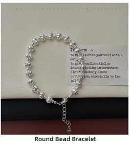 Détail du bracelet en argent sterling S925 avec perles texturées et finition diamantée