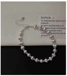 Détail du bracelet en argent sterling S925 avec billes texturées et breloque en cœur