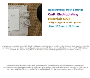 Vue détaillée des boucles d'oreilles tissées en argent S925 mesurant 27,5mm sur 22,2mm
