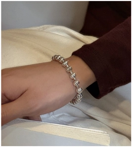 Détail du bracelet en perles d'argent S925 montrant les textures et le fini brillant