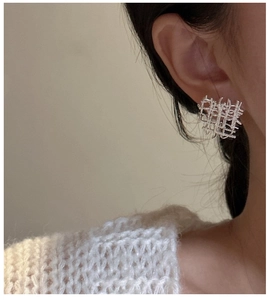 Gros plan de boucles d'oreilles en argent S925 tissé au design géométrique