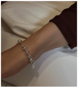 Gros plan détaillé d'un bracelet en argent sterling S925 avec des perles à texture ciselée