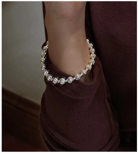 Détail d'un bracelet en argent sterling S925 avec perles rainurées porté au poignet