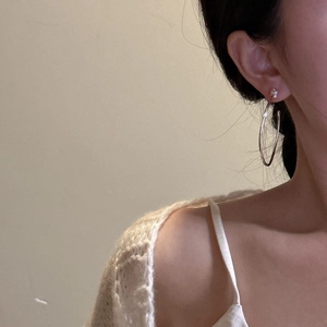 Créoles minimalistes en argent sterling 925 portées par un mannequin pour un look moderne