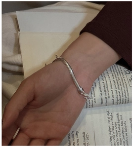 Détail d'un bracelet chaîne serpent en argent sterling S925 avec fermoir à crochet