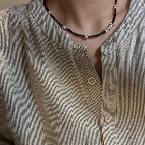 Collier ras du cou minimaliste en argent S925 et perles d'agate noire pour femme