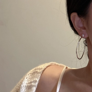 Grandes boucles d'oreilles créoles minimalistes en argent 925 portées par un mannequin