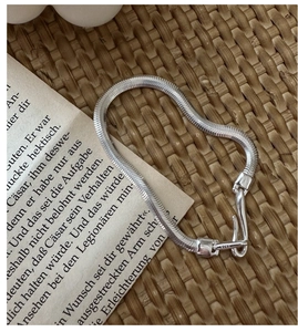 Gros plan d'un bracelet maille serpent en argent S925 avec fermoir rétro détaillé