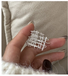 Vue détaillée de la bague large en argent sterling S925 avec texture tissée
