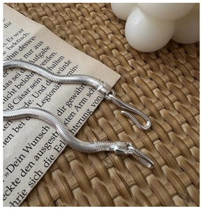 Détail d'une chaîne serpent en argent S925 avec fermoir crochet en S vintage