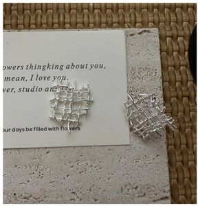 Détail de boucles d'oreilles en argent S925 avec design de maille irrégulière