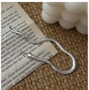 Vue détaillée d'une chaîne serpent en argent S925 avec poinçon d'authenticité 925