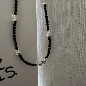 Collier en argent sterling S925 avec perles d'onyx noir et pièces d'argent texturées
