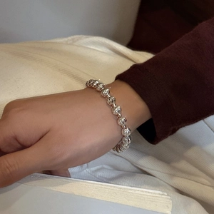 Bracelet minimaliste en argent sterling S925 avec perles texturées porté au poignet