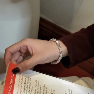 Bracelet élégant en argent sterling S925 avec perles texturées sur poignet féminin