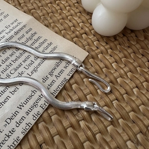 Bracelet minimaliste en argent sterling S925 à maille serpent plate avec fermoir crochet
