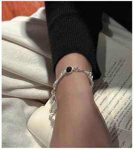 Detail view of S925 silver bamboo bracelet with black onyx stone on a female wrist