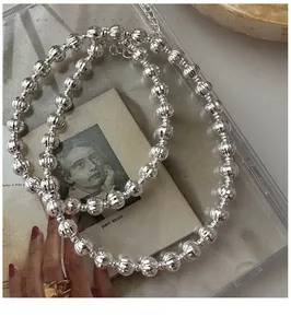 Vista dettagliata della collana a sfere in argento sterling S925 con chiusura a moschettone