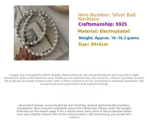 Vista macro di una collana a sfere in argento sterling S925 con incisioni CNC