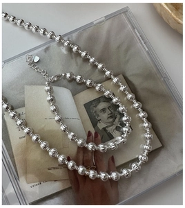 Dettaglio macro della collana e del bracciale in argento S925 con perle a coste