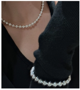 Dettaglio del set collana e bracciale in argento S925 su una modella femminile