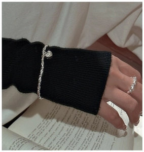 Vista ravvicinata di set anello e bracciale in argento S925 con ciondolo a cuore in stile