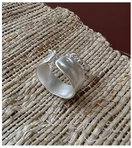 Dettaglio macro dell'anello a doppio strato in argento S925 opaco con catenella