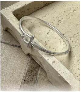 Détail du poinçon S925 sur le bracelet en argent sterling mat avec boucle fer à cheval