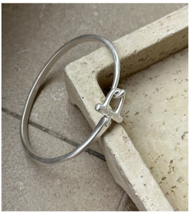 Détail du bracelet à boucle fer à cheval en argent avec finition mate et style minimal