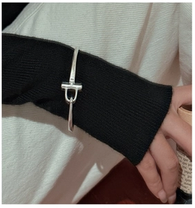 Détail macro de la boucle fer à cheval en argent sur bracelet jonc mat minimaliste