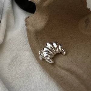 Polished S925 sterling silver croissant pendant necklace charm with minimalist design