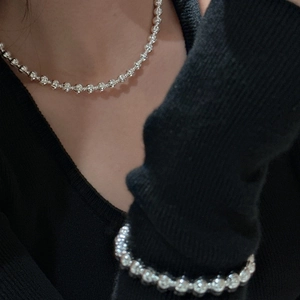 Set gioielli minimalista in argento S925 con perle testurizzate CNC su maglione