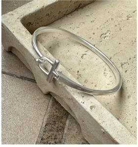 Gros plan du bracelet en argent S925 avec finition mate et fermoir fer à cheval