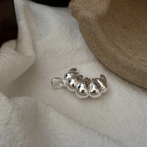 Polished S925 sterling silver croissant pendant with sleek minimalist design and vintage style