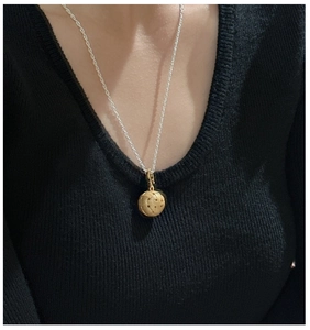 Detail van S925 zilveren ketting met een getextureerde gouden geweven bolvormige hanger