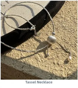 Détail du collier en argent 925 avec une perle en métal brossé et pendentif en perle
