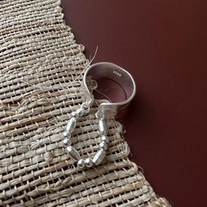Anello doppio strato in argento S925 con trama martellata e catena a sfere pendente