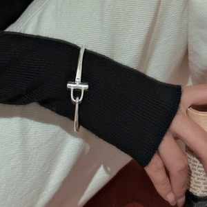 Bracelet minimaliste en argent S925 à boucle fer à cheval porté sur une manche