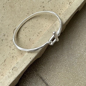Bracelet jonc en argent sterling S925 avec boucle fer à cheval et finition mate élégante