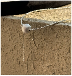 Détail d'un collier en argent 925 avec perle brossée et pendentif perle élégant