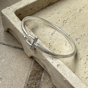 Bracelet jonc fer à cheval en argent sterling S925 avec une finition mate brossée