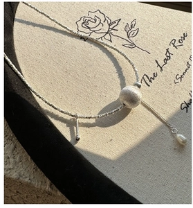 Vue macro détaillée du collier en argent 925 avec boule brossée et pendentifs en perle