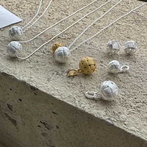 S925 zilveren kettingen en oorbellen met gevlochten ballen in mat goud en zilver finish