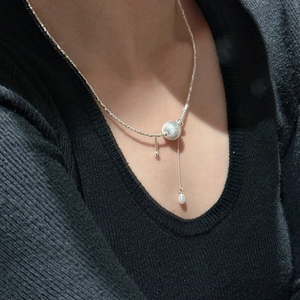 Collier élégant en argent sterling 925 avec pendentif boule brossée et pompon sur modèle