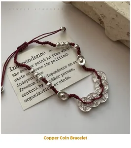 Détail du bracelet du Nouvel An tressé rouge avec pièces en argent S925 et nœud ajustable