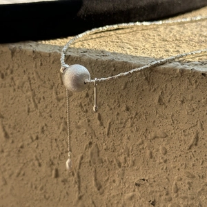 Collier minimaliste en argent 925 avec boule d'argent brossée et breloque en perle